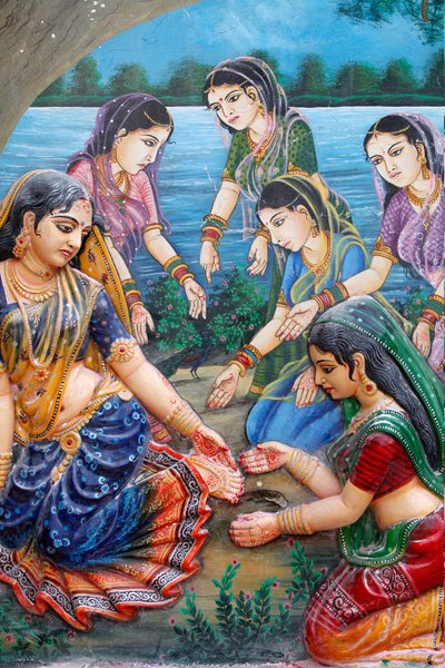 Un día cuando Radha iba a encontrarse con Krishna, pisó la corteza gruesa de un fruto de tamarindo maduro y se cortó el pie. Esto la retrasó en su encuentro con Krishna; por lo tanto, maldijo al árbol para que sus frutos no maduraran. Vrindavan, India de Unbekannt