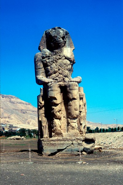 Uno de los Colosos de Memnón, cerca del Valle de los Reyes, Egipto de Unbekannt