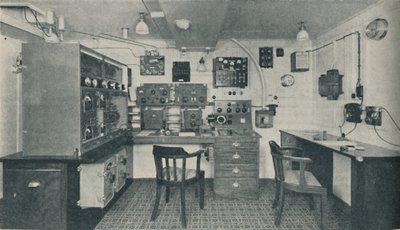Una de las cabinas inalámbricas en un transatlántico moderno, 1936 de Unbekannt
