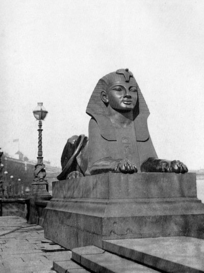 Una de las esfinges, Victoria Embankment, Londres, 1924-1926 de Unbekannt