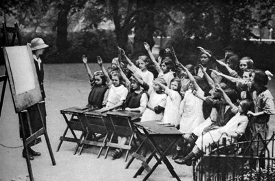 Clase al aire libre en Lincolns Inn Fields, Londres, 1926-1927 de Unbekannt