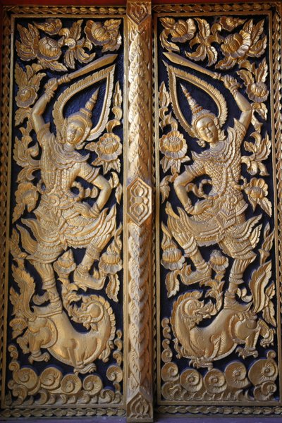 Puerta ornamentada del templo en Wat Chedi Luang, Chiang Mai, Tailandia de Unbekannt