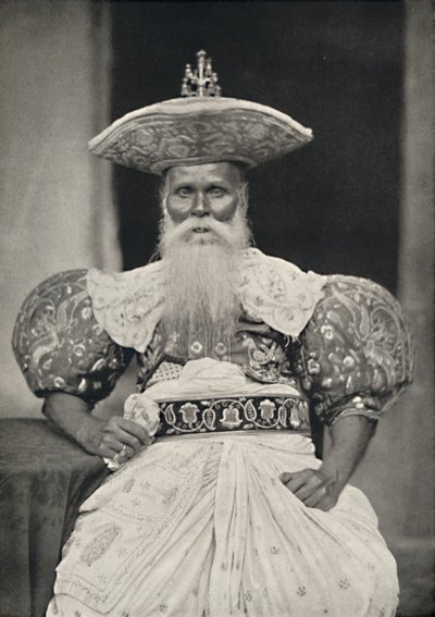Ortsvorstand en Kandy con traje antiguo cingalés, 1926 de Unbekannt