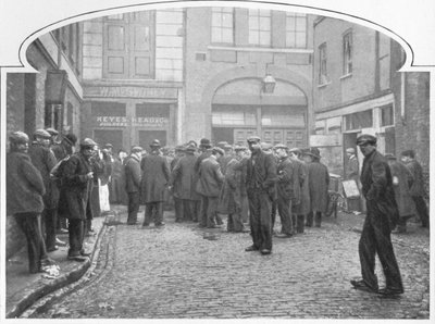 Fuera de una cocina de sopa, Grays Yard, Marylebone, Londres, c1903 de Unbekannt