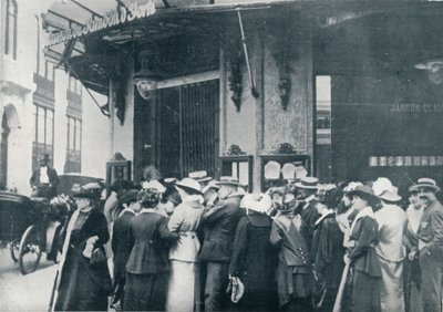 Fuera de una de las tiendas de provisiones de París cuando se temía un asedio de la ciudad, c. 1914 de Unbekannt