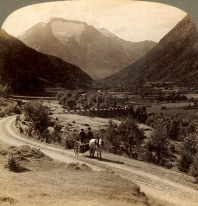 Sobre campos fértiles del Valle de Vide, cerca de Skaare, hasta las alturas heladas del Sr. Skaala 6360 pies. Noruega, 19 de Unbekannt