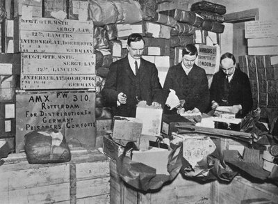 Empacando regalos para enviar a prisioneros británicos en Alemania de Unbekannt