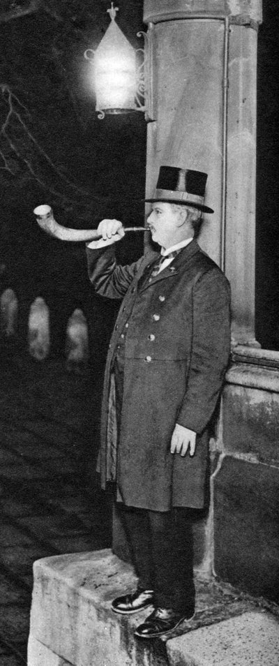 Hombre del Panyer soplando un cuerno de buey con montura de plata, Middle Temple Hall, Londres, 1926-1927 de Unbekannt