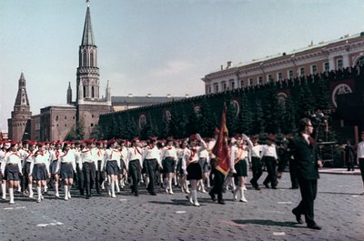 Desfile de los Jóvenes Pioneros, Plaza Roja, Moscú, 1972 de Unbekannt