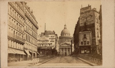 Comuna de París (1871): vista del Panteón y la rue Soufflot (grandes carteles promocionan la Maison de la rue du Pont Neuf). Fotografía anónima. Impresión en cartón Dim. 10x6 cm de Unbekannt