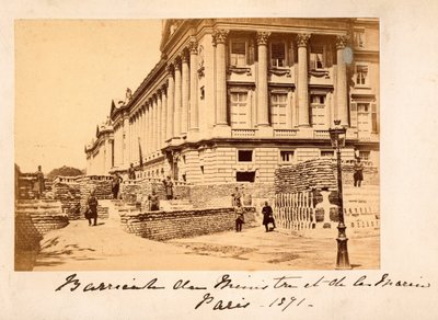Comuna de París (1871): vista de la barricada de la Place de la Concorde frente al Ministerio de Marina (Hotel de la Marine o también Hotel du Garde Meuble) en París. Fotografía anónima. Impresión en cartón Dim. 22x14 cm de Unbekannt
