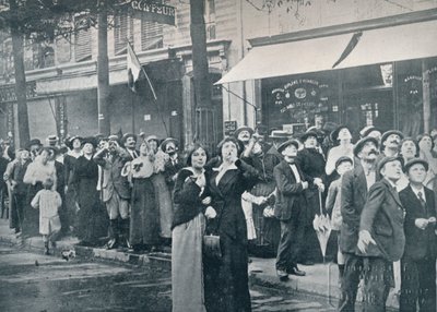 Multitud en París observando uno de los aviones alemanes volando sobre la ciudad, c. 1914 de Unbekannt