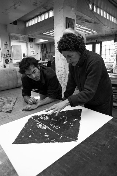 Pascal Gauvard, cofundador del taller de grabado Pasnic, Annie-Paule Thorel, pintora francesa. Análisis de una impresión. Taller de grabado Pasnic en París en 2009 de Unbekannt