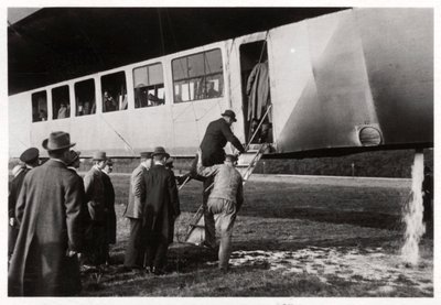 Pasajeros abordando el Zeppelin LZ 11 Viktoria Luise, c1912-1914 1933 de Unbekannt