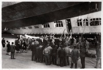 Pasajeros abordando el Zeppelin LZ 127 Graf Zeppelin, 1933 de Unbekannt