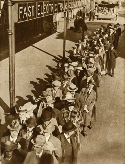 Pasajeros esperando en la estación Goldhawk Road en Londres durante la huelga ferroviaria de Unbekannt