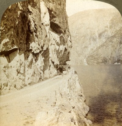 Camino tallado en los acantilados para una carretera alrededor del lago Oifjords, Noruega, 1905 de Unbekannt