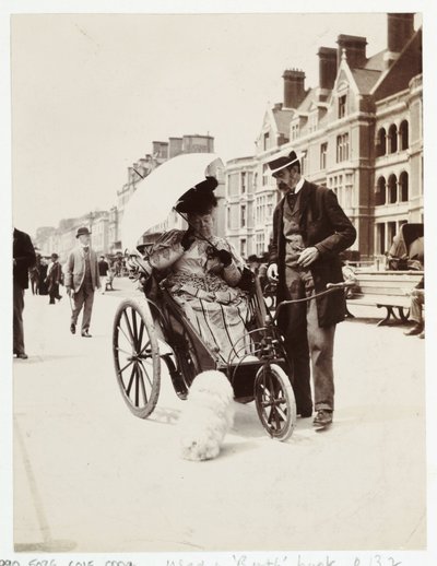 Cuidado del paciente, sillas de ruedas Mujer en una silla de baño, c 1900 de Unbekannt