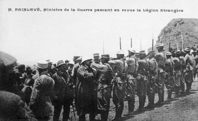 Paul Painlevé revisando tropas de la Legión Extranjera Francesa, Marruecos, c1926 de Unbekannt