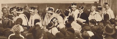 Pares buscan sus autos, pasando entre multitudes, 1937 de Unbekannt