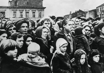 Gente de la ciudad rusa de Smolensk después de su liberación por el Ejército Rojo, 1943 de Unbekannt