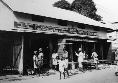 Gente fuera de una funeraria, Sierra Leona de Unbekannt