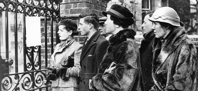 Personas leyendo los boletines de la última enfermedad del Rey Jorge V, 1935 de Unbekannt