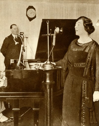 Intérpretes cantando un dúo en uno de los estudios de 2LO, Savoy Hill, Londres, 1923, 1935 de Unbekannt