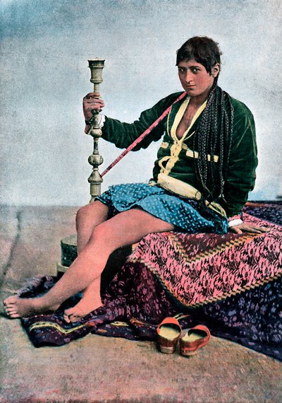 Mujer persa fumando en Kalgan, c1890 de Unbekannt