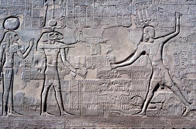 El faraón golpeando a sus enemigos, Templo de Jnum, períodos Ptolemaico y Romano de Unbekannt