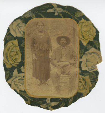 Retrato fotográfico de un hombre y una mujer sobre fondo de papel floral, principios del siglo XX de Unbekannt