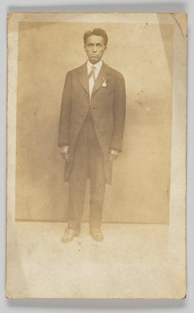 Postal fotográfica de un hombre con traje, 1904-1918 de Unbekannt