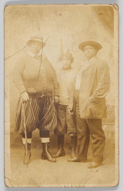 Postal fotográfica de tres mujeres no identificadas, 1904-1918 de Unbekannt
