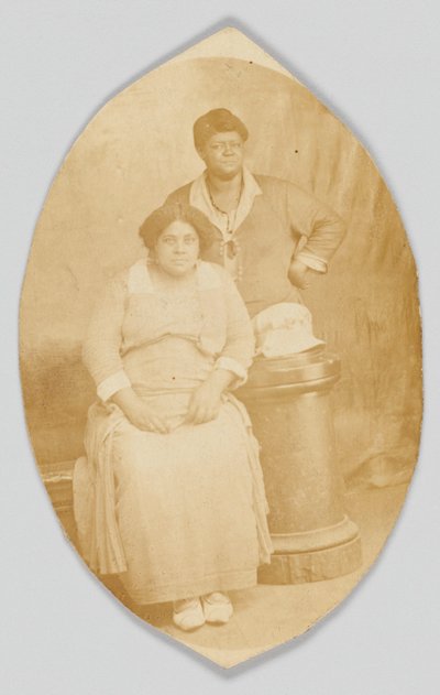 Postal fotográfica de dos mujeres no identificadas, 1918-1930 de Unbekannt