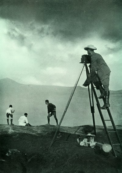 Fotografiando en el borde del cráter, Aso-San, 1910 de Unbekannt