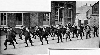 Ejercicio físico en una escuela de Londres, c1900 1901 de Unbekannt