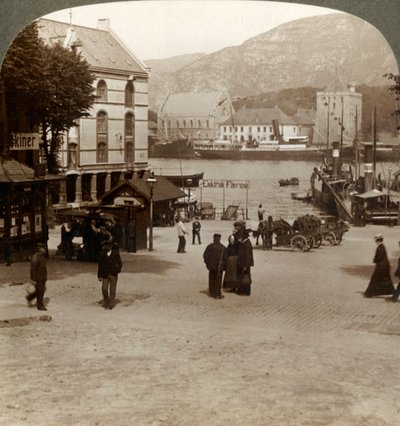 Antigua fortaleza pintoresca Bergenhus, desde una plaza en la ciudad moderna, Bergen, Noruega, 1905 de Unbekannt