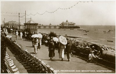 Muelle, paseo marítimo y quiosco de música, Eastbourne, Sussex, c1920s de Unbekannt