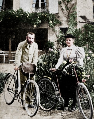 Pierre y Marie Curie, físicos franceses, preparándose para ir en bicicleta de Unbekannt