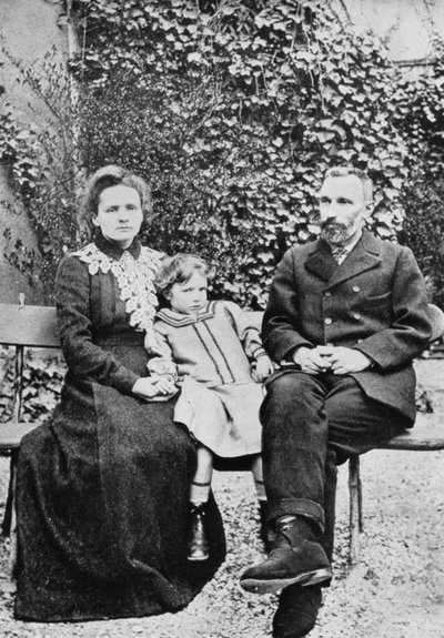 Pierre y Marie Curie, científicos franceses, con su hija Irene, 1904 de Unbekannt
