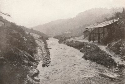 Desviación de Pirahy: Vista río abajo desde la salida del túnel, 1914 de Unbekannt