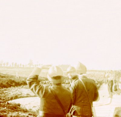 Avión sobre trincheras, Ramskapelle, Bélgica, c1914-c1918 de Unbekannt