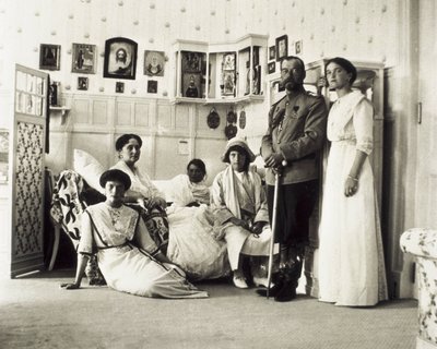 Retrato del Zar Nicolás II (1868-1918) con su familia, de izquierda a derecha Tatiana, Alexandra (su esposa), Anastasia, María y Olga, c. 1910 de Unbekannt
