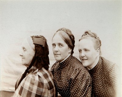 Retrato de tres mujeres, Rusia, 1890s de Unbekannt