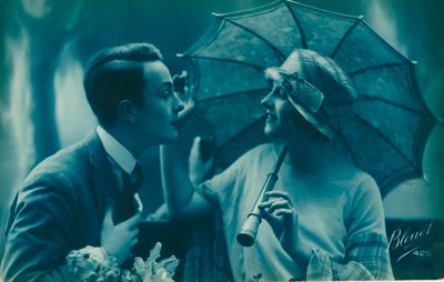 Postal de pareja romántica vintage, en azul de Unbekannt