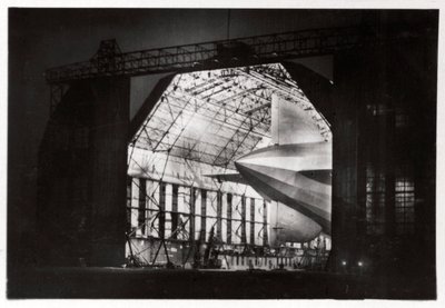 Preparativos para un vuelo nocturno, Zeppelin LZ 127 Graf Zeppelin, 1933 de Unbekannt