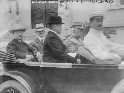 El presidente Roosevelt saliendo del Instituto Butantan en Sao Paulo con el Secretario de Estado Altino Arantes de Unbekannt