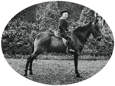 Príncipe Alberto Windsor a los seis años, sentado en un caballo, 1902 de Unbekannt