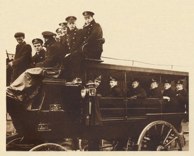 El príncipe Alberto llega a Devonport para abordar el crucero Cumberland, 1913 de Unbekannt