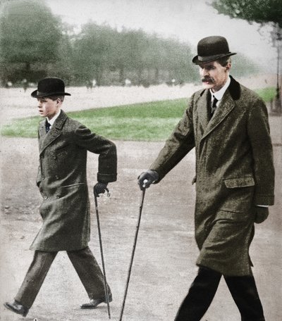 El Príncipe Eduardo caminando con el Sr. HP Hansell, su tutor, en Auteuil, Francia de Unbekannt